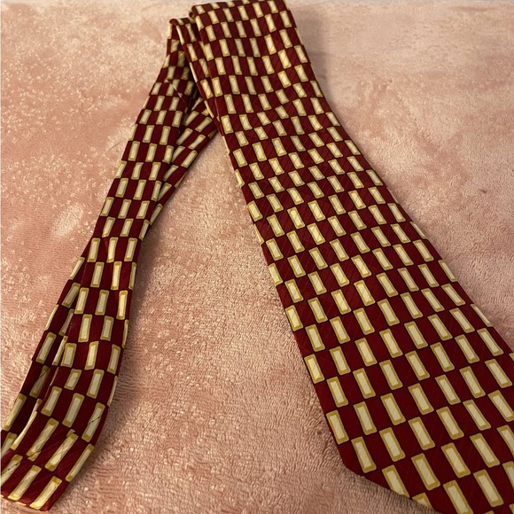 Stylish Red and Gold Men's Tie - Picture 4 of 7